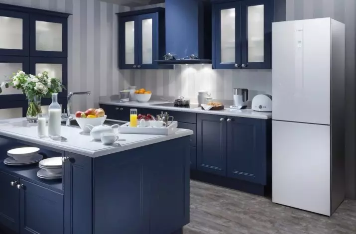 Dizajn malej kuchyne s chladničkou (76 fotografií): Kam naložiť chladničku? Rohové a vstavané kuchynské slúchadlá s chladničkou v interiéri. Ako ho umiestniť do miestnosti s oknom? 9504_37