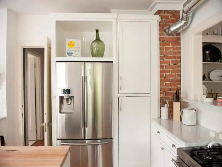 Diseño de cocina pequeña con refrigerador (76 fotos): ¿Dónde poner un refrigerador? Esquina y auriculares de cocina incorporados con refrigerador en el interior. ¿Cómo colocarlo en la habitación con una ventana? 9504_38