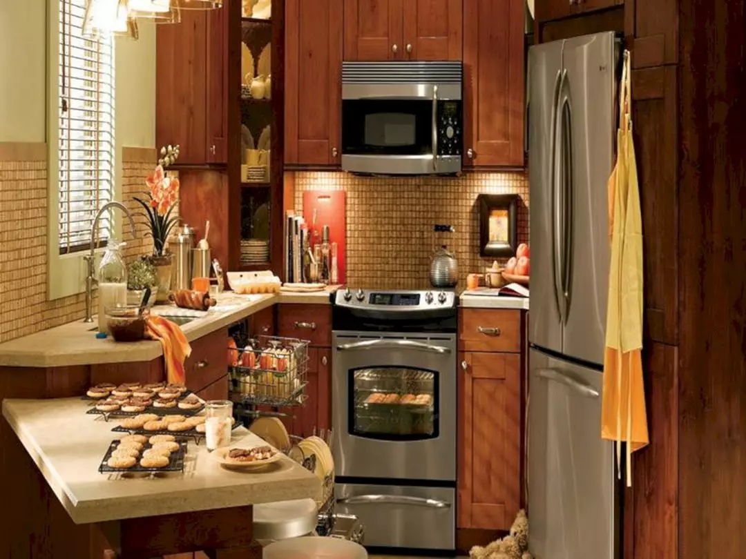 Design de pequena cozinha com geladeira (76 fotos): onde colocar uma geladeira? Canto e headsets de cozinha embutidos com geladeira no interior. Como colocá-lo na sala com uma janela? 9504_40