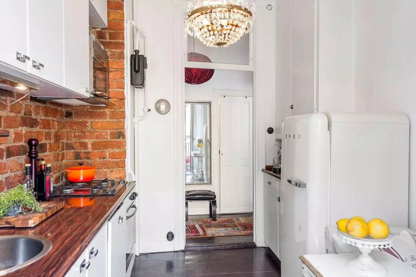 Desain dapur kecil dengan lemari es (76 foto): Di mana harus meletakkan kulkas? Pojok dan headset dapur built-in dengan kulkas di interior. Bagaimana cara menempatkannya di kamar dengan jendela? 9504_43