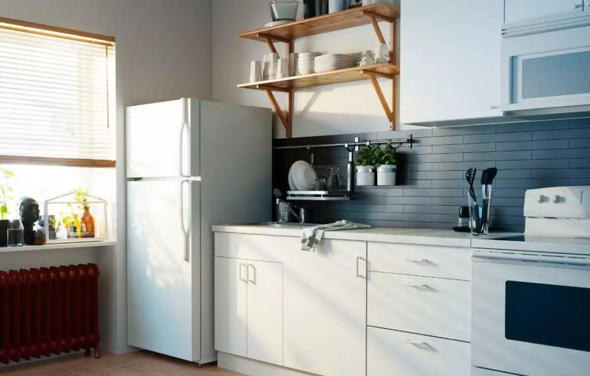 Desain dapur kecil dengan lemari es (76 foto): Di mana harus meletakkan kulkas? Pojok dan headset dapur built-in dengan kulkas di interior. Bagaimana cara menempatkannya di kamar dengan jendela? 9504_45