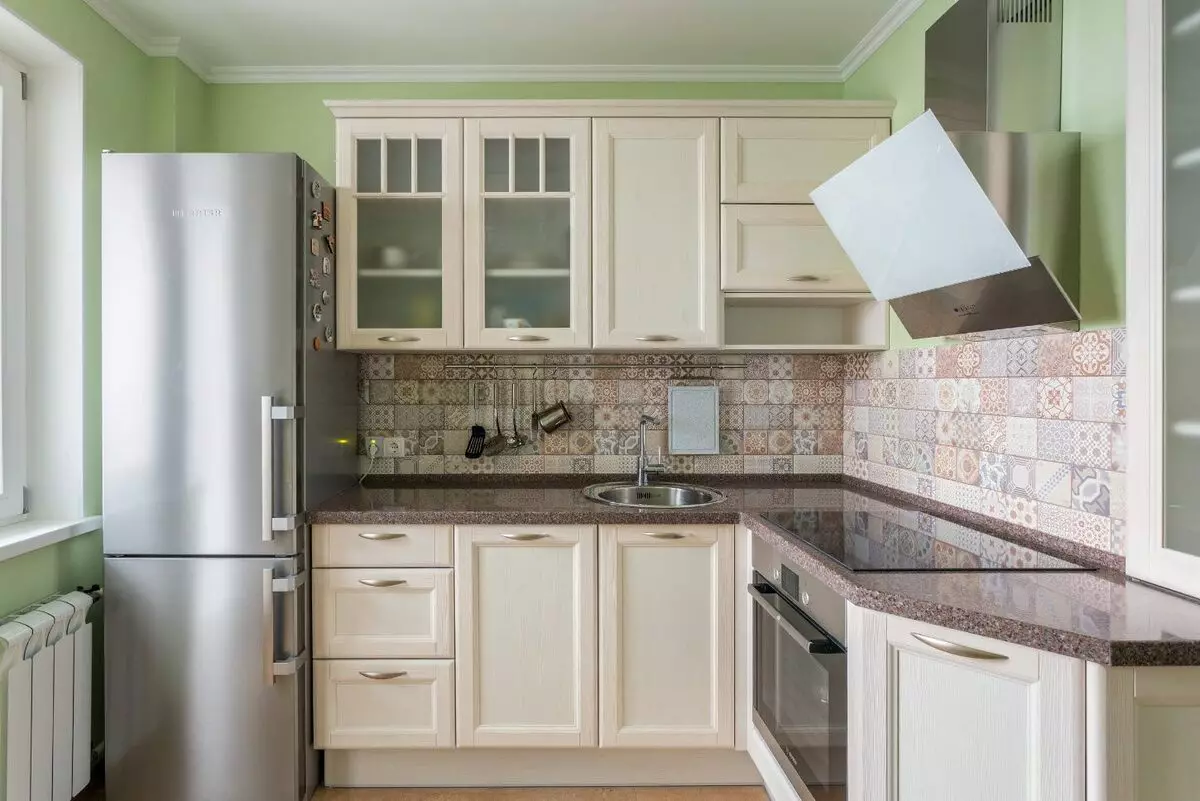 Design de bucătărie mică cu frigider (76 fotografii): Unde să puneți un frigider? Colțurile și căști de bucătărie încorporate cu frigider în interior. Cum să-l plasați în cameră cu o fereastră? 9504_46