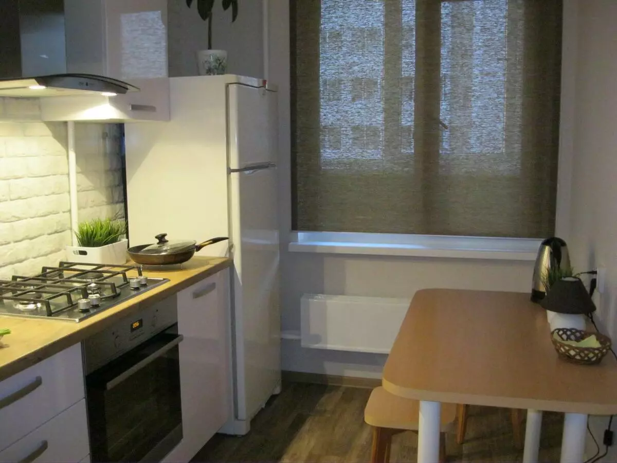 Design de petite cuisine avec réfrigérateur (76 photos): Où mettre un réfrigérateur? Caisses de cuisine coin et intégrées avec réfrigérateur à l'intérieur. Comment le placer dans la chambre avec une fenêtre? 9504_47