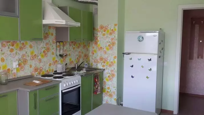 Oblikovanje majhne kuhinje s hladilnikom (76 fotografij): Kje dati hladilnik? Kotiček in vgrajene kuhinjske slušalke s hladilnikom v notranjosti. Kako ga postavite v sobo z oknom? 9504_48