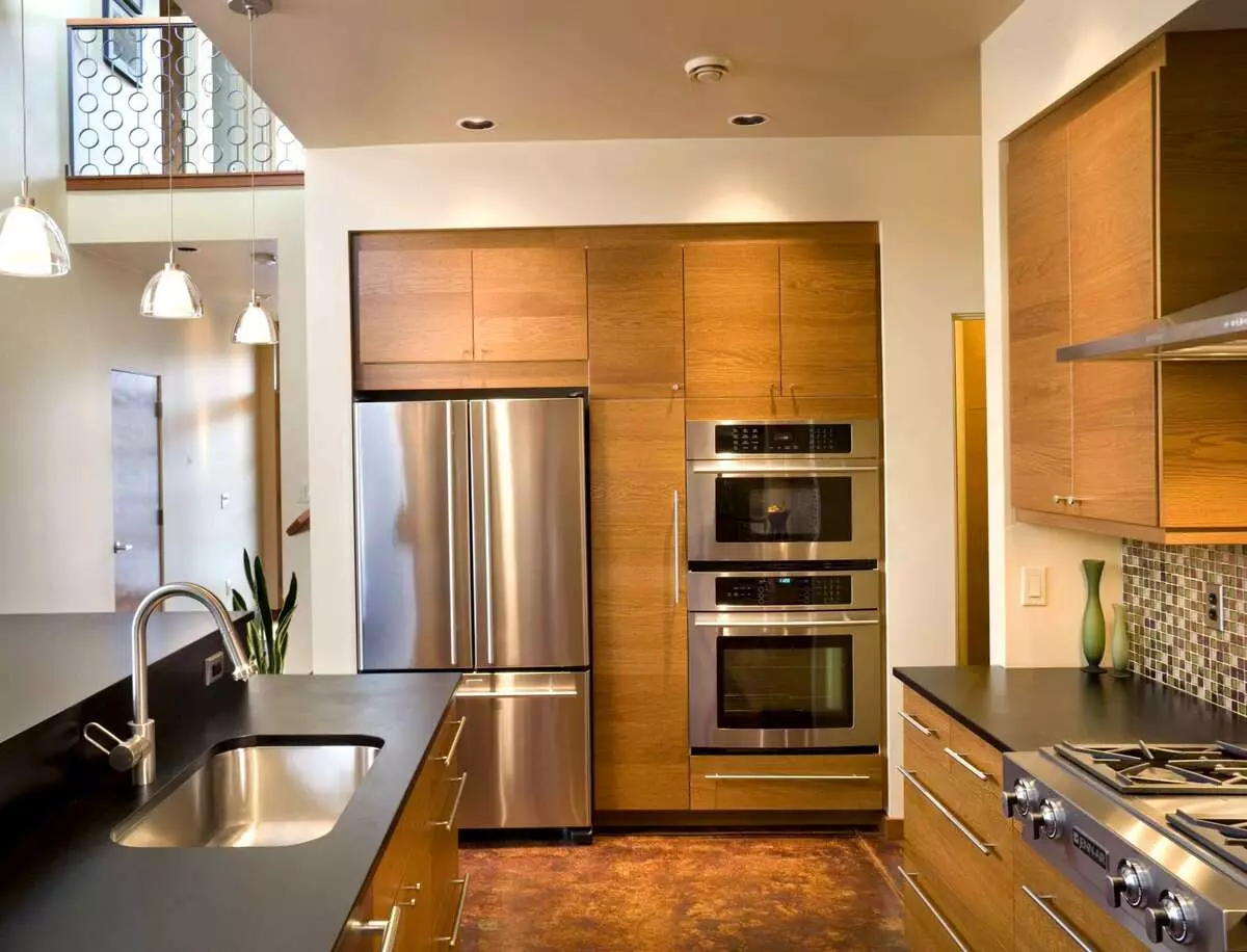Design de bucătărie mică cu frigider (76 fotografii): Unde să puneți un frigider? Colțurile și căști de bucătărie încorporate cu frigider în interior. Cum să-l plasați în cameră cu o fereastră? 9504_52