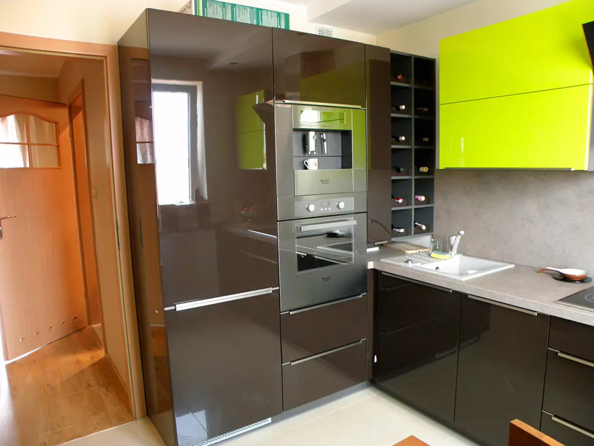 Dizajn malej kuchyne s chladničkou (76 fotografií): Kam naložiť chladničku? Rohové a vstavané kuchynské slúchadlá s chladničkou v interiéri. Ako ho umiestniť do miestnosti s oknom? 9504_54