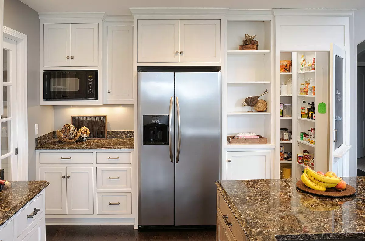 Oblikovanje majhne kuhinje s hladilnikom (76 fotografij): Kje dati hladilnik? Kotiček in vgrajene kuhinjske slušalke s hladilnikom v notranjosti. Kako ga postavite v sobo z oknom? 9504_57