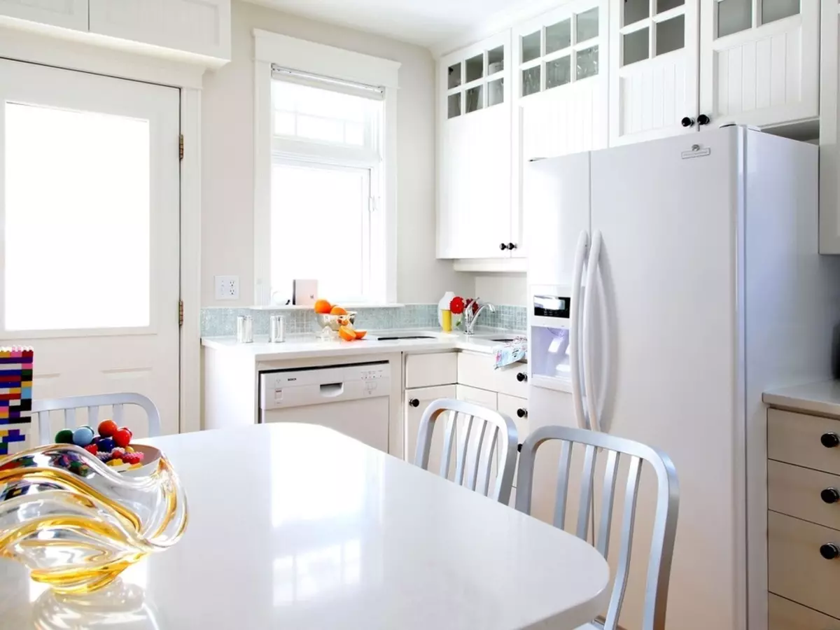 Diseño de cocina pequeña con refrigerador (76 fotos): ¿Dónde poner un refrigerador? Esquina y auriculares de cocina incorporados con refrigerador en el interior. ¿Cómo colocarlo en la habitación con una ventana? 9504_58
