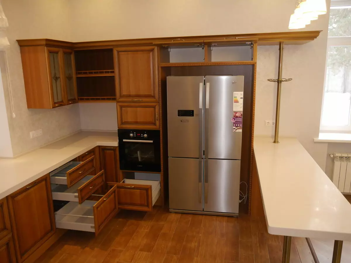 Дизајн мале кухиње са фрижидером (76 фотографија): Где да ставите фрижидер? Угао и уграђене кухињске слушалице са фрижидером у унутрашњости. Како га поставити у собу са прозором? 9504_59