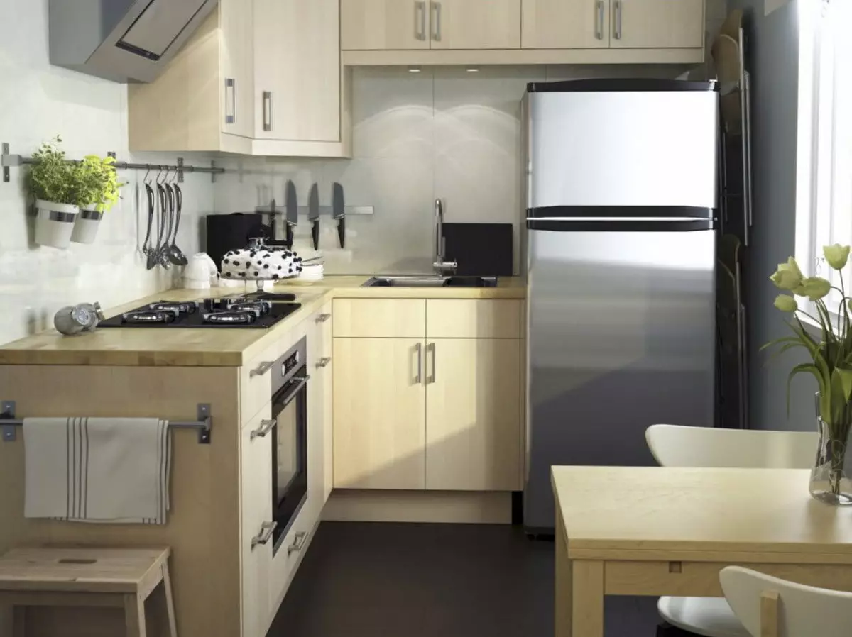 Oblikovanje majhne kuhinje s hladilnikom (76 fotografij): Kje dati hladilnik? Kotiček in vgrajene kuhinjske slušalke s hladilnikom v notranjosti. Kako ga postavite v sobo z oknom? 9504_6