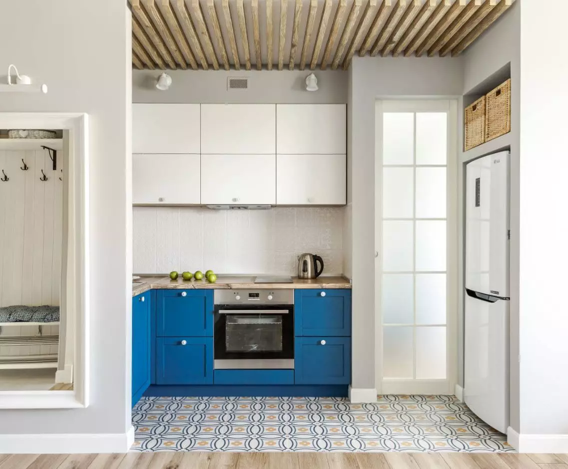 Dizajn male kuhinje s hladnjakom (76 fotografija): Gdje staviti hladnjak? Kutak i ugrađeni kuhinjski slušalice s hladnjakom u unutrašnjosti. Kako ga staviti u sobu s prozorom? 9504_60