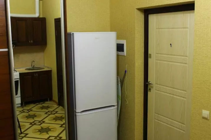 Дизајн мале кухиње са фрижидером (76 фотографија): Где да ставите фрижидер? Угао и уграђене кухињске слушалице са фрижидером у унутрашњости. Како га поставити у собу са прозором? 9504_61