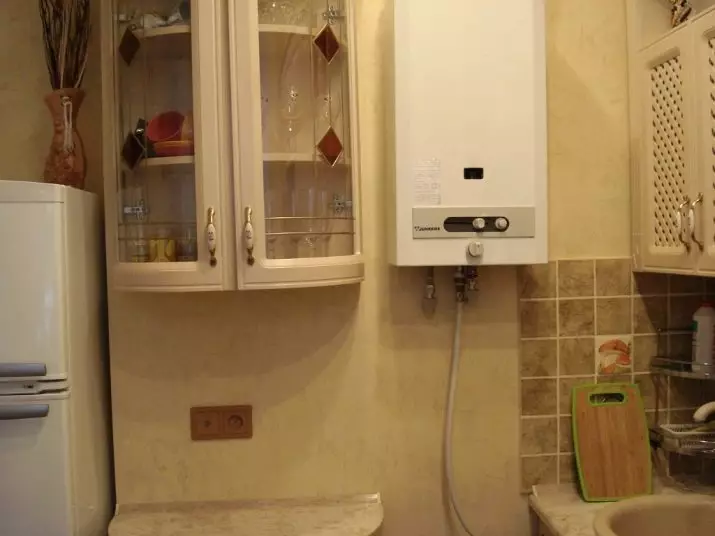 Design av lite kjøkken med kjøleskap (76 bilder): Hvor skal du sette et kjøleskap? Hjørne og innebygde kjøkkenhodetelefoner med kjøleskap i interiøret. Hvordan plasserer du det i rommet med et vindu? 9504_62