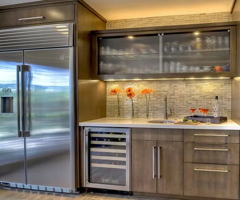 Design av lite kjøkken med kjøleskap (76 bilder): Hvor skal du sette et kjøleskap? Hjørne og innebygde kjøkkenhodetelefoner med kjøleskap i interiøret. Hvordan plasserer du det i rommet med et vindu? 9504_68