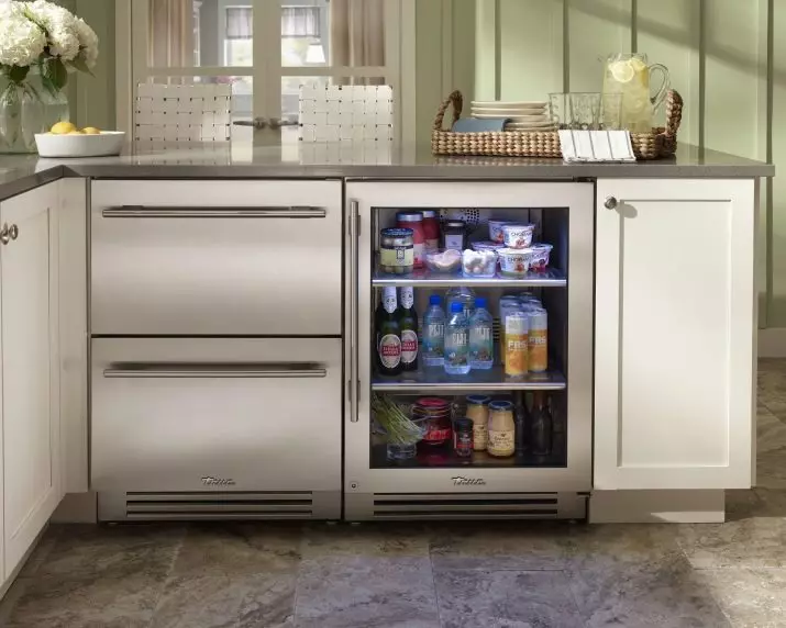 Dizains mazās virtuves ar ledusskapi (76 fotogrāfijas): kur likt ledusskapī? Stūra un iebūvētie virtuves austiņas ar ledusskapi interjerā. Kā novietot to telpā ar logu? 9504_69