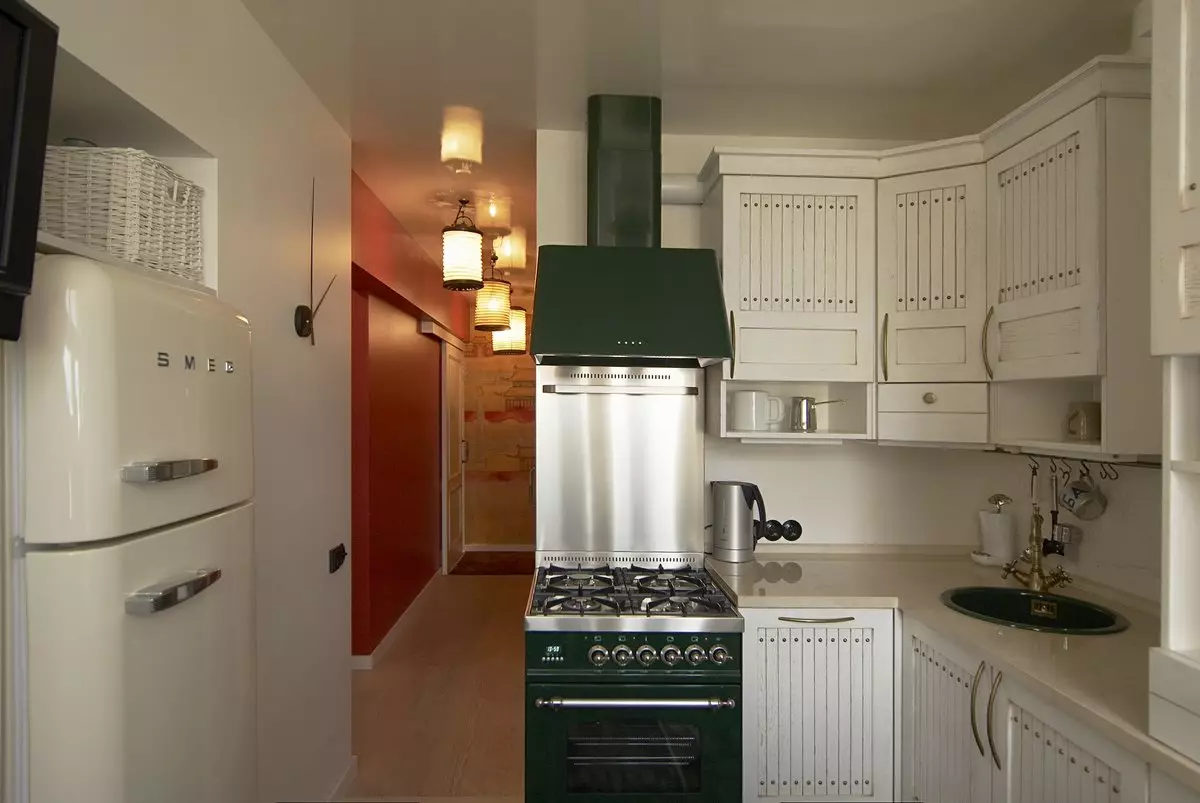 Dizains mazās virtuves ar ledusskapi (76 fotogrāfijas): kur likt ledusskapī? Stūra un iebūvētie virtuves austiņas ar ledusskapi interjerā. Kā novietot to telpā ar logu? 9504_7