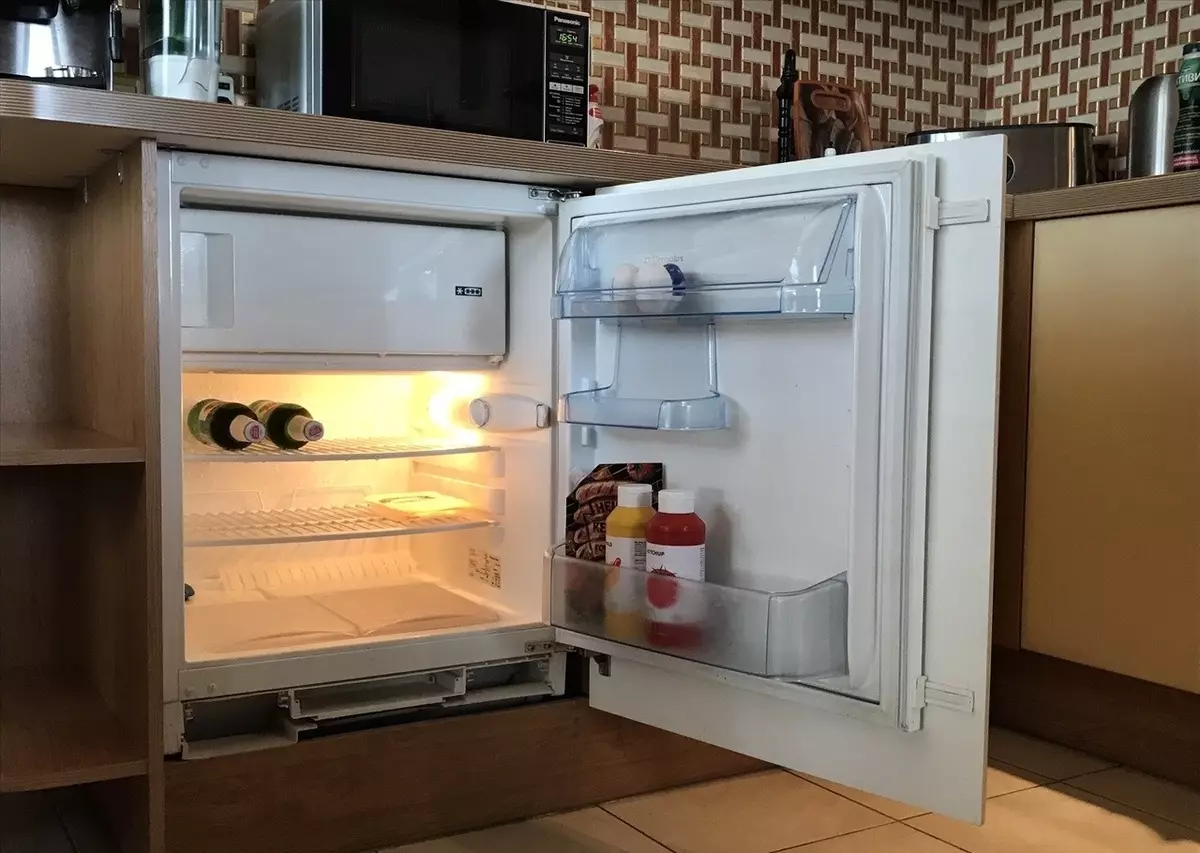Design de petite cuisine avec réfrigérateur (76 photos): Où mettre un réfrigérateur? Caisses de cuisine coin et intégrées avec réfrigérateur à l'intérieur. Comment le placer dans la chambre avec une fenêtre? 9504_70