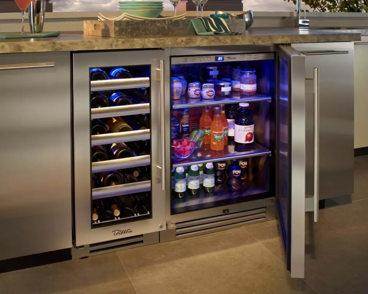 Design de bucătărie mică cu frigider (76 fotografii): Unde să puneți un frigider? Colțurile și căști de bucătărie încorporate cu frigider în interior. Cum să-l plasați în cameră cu o fereastră? 9504_71