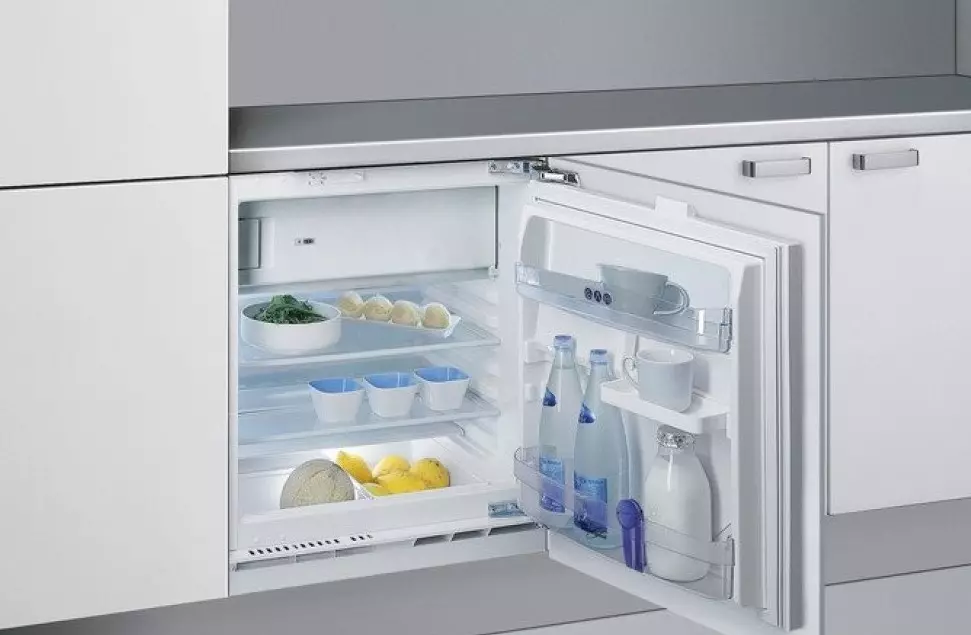 Дизајн мале кухиње са фрижидером (76 фотографија): Где да ставите фрижидер? Угао и уграђене кухињске слушалице са фрижидером у унутрашњости. Како га поставити у собу са прозором? 9504_73