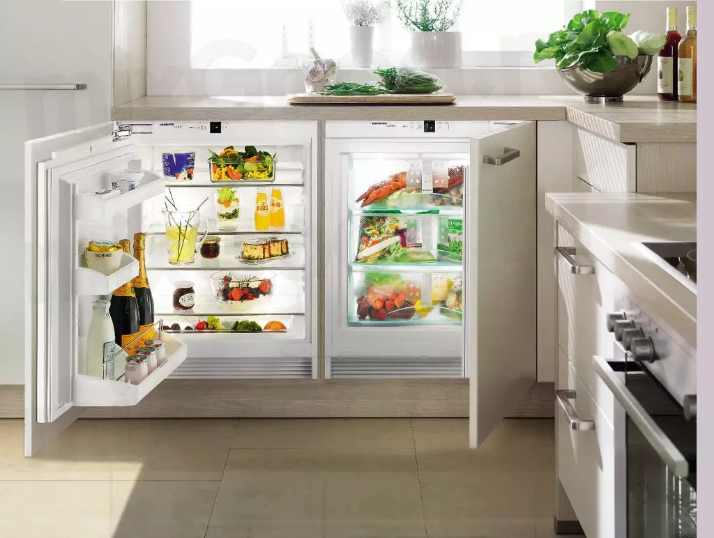 Design de bucătărie mică cu frigider (76 fotografii): Unde să puneți un frigider? Colțurile și căști de bucătărie încorporate cu frigider în interior. Cum să-l plasați în cameră cu o fereastră? 9504_74