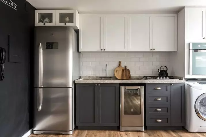 Dizains mazās virtuves ar ledusskapi (76 fotogrāfijas): kur likt ledusskapī? Stūra un iebūvētie virtuves austiņas ar ledusskapi interjerā. Kā novietot to telpā ar logu? 9504_9