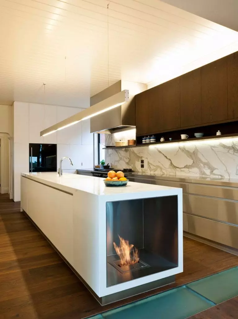 Phòng khách bếp có lò sưởi (59 hình ảnh): Phòng ăn nhà bếp màu trắng trong phong cách tân cổ điển. Thiết kế nội thất nhà bếp kết hợp với phòng cho căn hộ và nhà nông thôn 9507_32