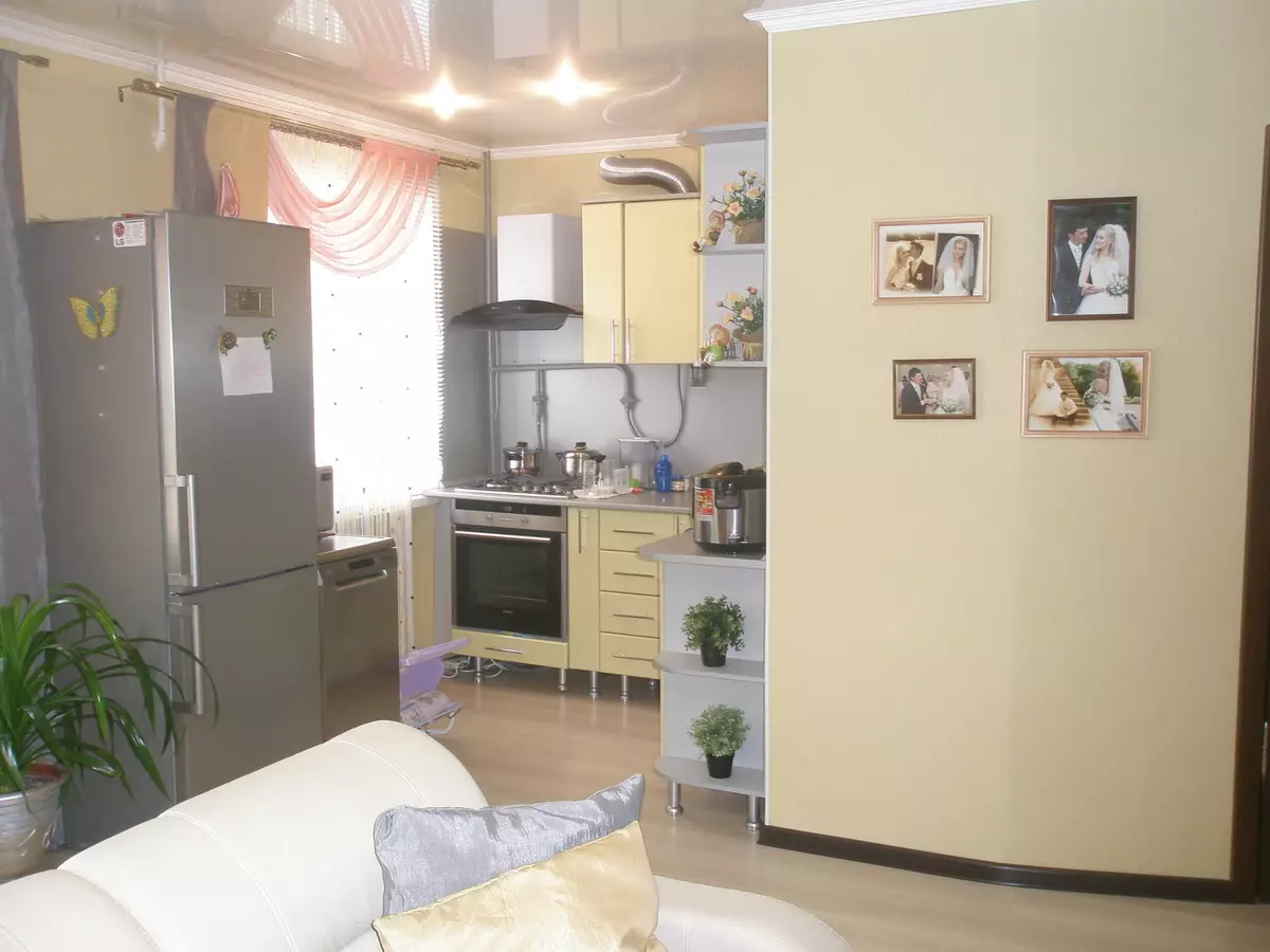 Խրուշչովում գտնվող խոհանոցի հյուրասենյակ (75 լուսանկար). Համակցված սենյակների ինտերիերի ձեւավորում, բնակարանում սենյակով փոքր խոհանոցը համատեղելով 9512_75