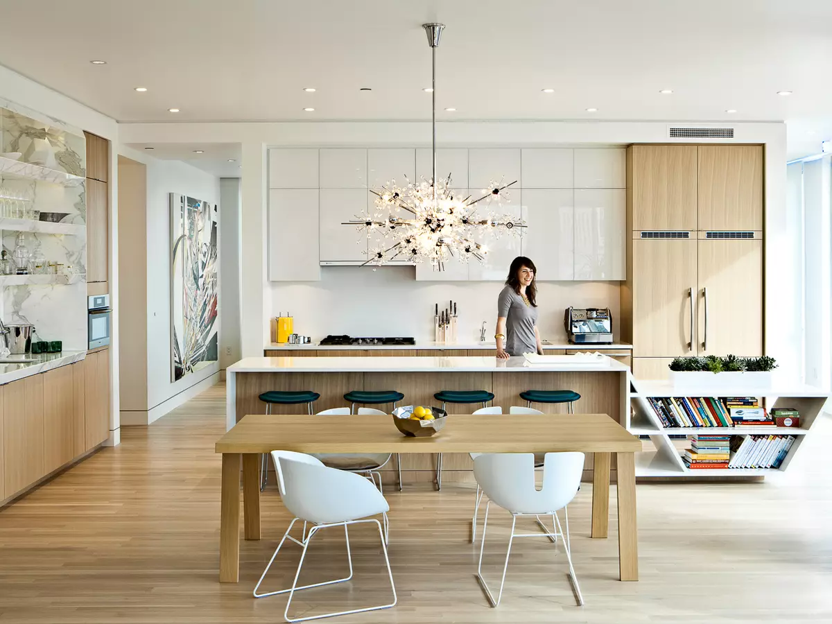 El interior de la cocina-salón en una casa privada (102 fotos): Diseño de habitaciones combinadas con acceso a la terraza, planificación de proyectos y espacio de zonificación. ¿Cómo organizar una sala de estar en una casa de campo? 9513_80