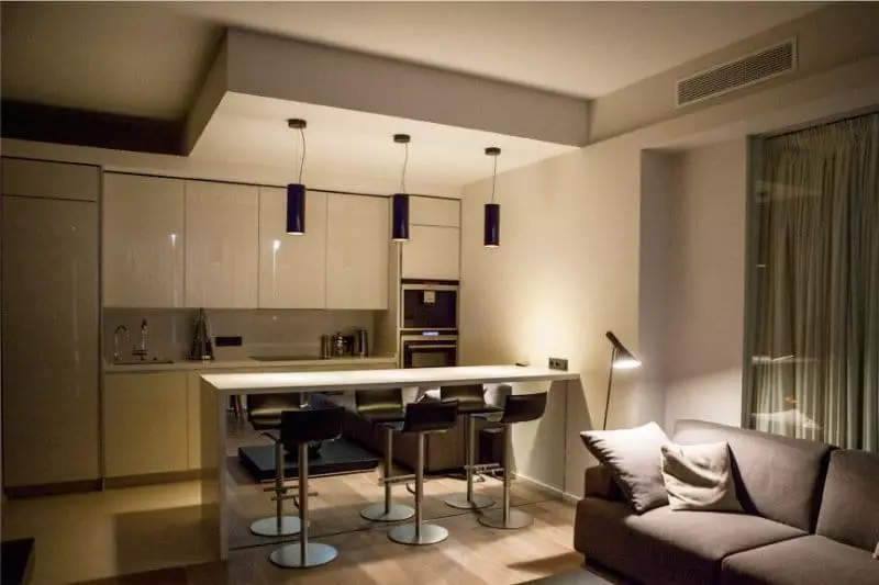 Дизајн Кујна дневна соба (152 фотографии): Внатрешни работи на комбинирани соби во станот, примери на кујнски проекти, во комбинација со салата, опции за дизајн 9515_116