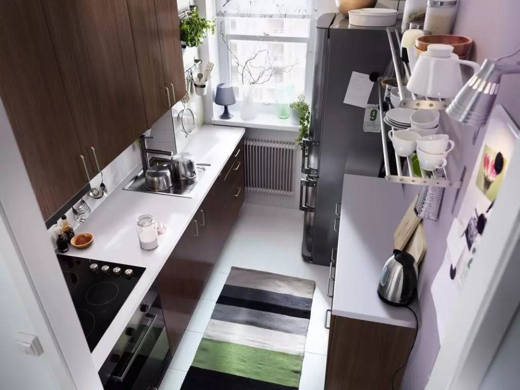 چگونه یک آشپزخانه کوچک را تجهیز کنیم؟ 91 عکس تصمیمات آشپزخانه جالب، ایده هایی برای ایجاد آشپزخانه کاربردی کوچک 9521_26