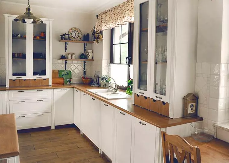 Ինչպես սարքավորել փոքր խոհանոց: 91 Լուսանկարը հետաքրքիր խոհանոցային որոշումներ, փոքր ֆունկցիոնալ խոհանոց ստեղծելու գաղափարներ 9521_47