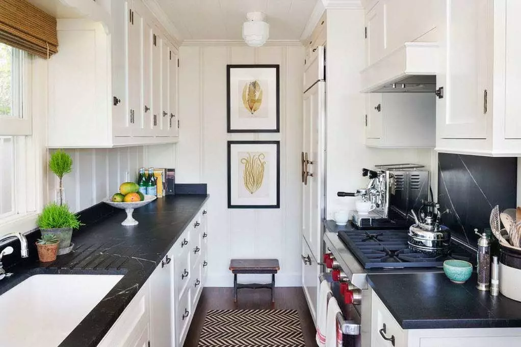 Ինչպես սարքավորել փոքր խոհանոց: 91 Լուսանկարը հետաքրքիր խոհանոցային որոշումներ, փոքր ֆունկցիոնալ խոհանոց ստեղծելու գաղափարներ 9521_84
