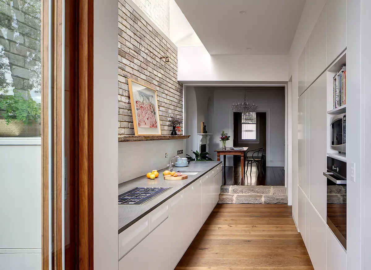 آشپزخانه های کوچک دنج (40 عکس): گزینه های طراحی داخلی برای آشپزخانه های کوچک. چگونه آشپزخانه را زیبا و راحت در آن ایجاد کنید؟ 9528_23