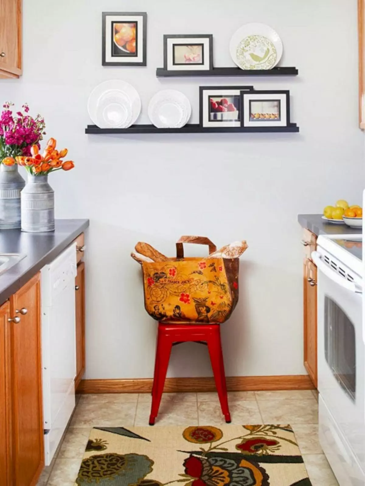Pienet kodikkaat keittiöt (40 valokuvaa): Sisustusmahdollisuudet pienille keittiölle. Kuinka tehdä keittiö kaunis ja luoda mukavuutta siinä? 9528_37