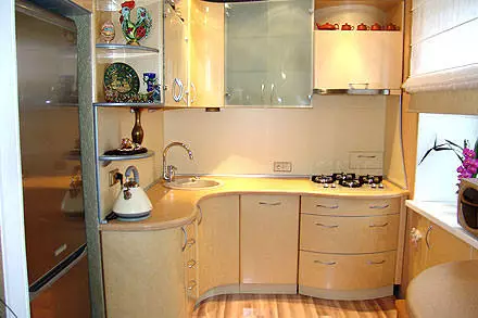 Խոհանոցներ «Բրեժնեւում» (45 լուսանկար). «Բրեժնեվկա» ուղիղ եւ անկյունային ղեկավարների ձեւավորման գաղափարներ: Ինչպես կապել խոհանոցը հյուրասենյակի հետ: 9529_11
