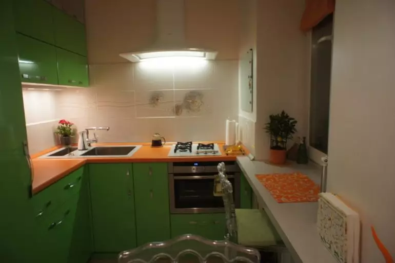 Խոհանոցներ «Բրեժնեւում» (45 լուսանկար). «Բրեժնեվկա» ուղիղ եւ անկյունային ղեկավարների ձեւավորման գաղափարներ: Ինչպես կապել խոհանոցը հյուրասենյակի հետ: 9529_44