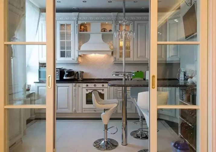 Liuguksed köögi ja elutoa vahel (32 fotot): Mis parem panna? Suured uksed Kupee ja klaaspartitsioon saalis, disaini ideed 9530_10