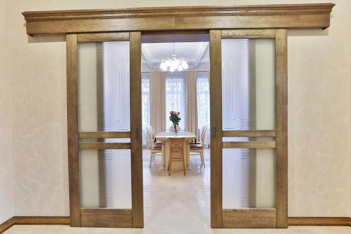 Skjutdörrar mellan kök och vardagsrum (32 foton): Vad bättre att sätta? Stora dörrar Coupe och glaspartition i hallen, designidéer 9530_11