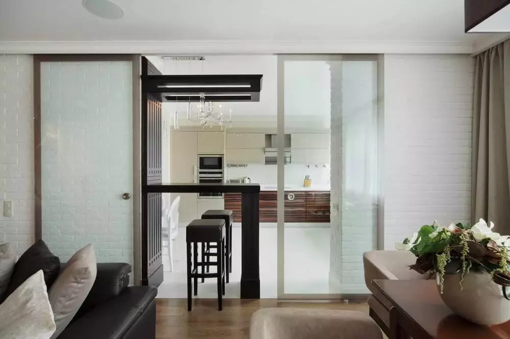 キッチンとリビングルームの間のスライドドア（32枚の写真）：何が良いのか？ホール、デザインのアイデアの大規模なドアクーペとガラスパーティション 9530_20