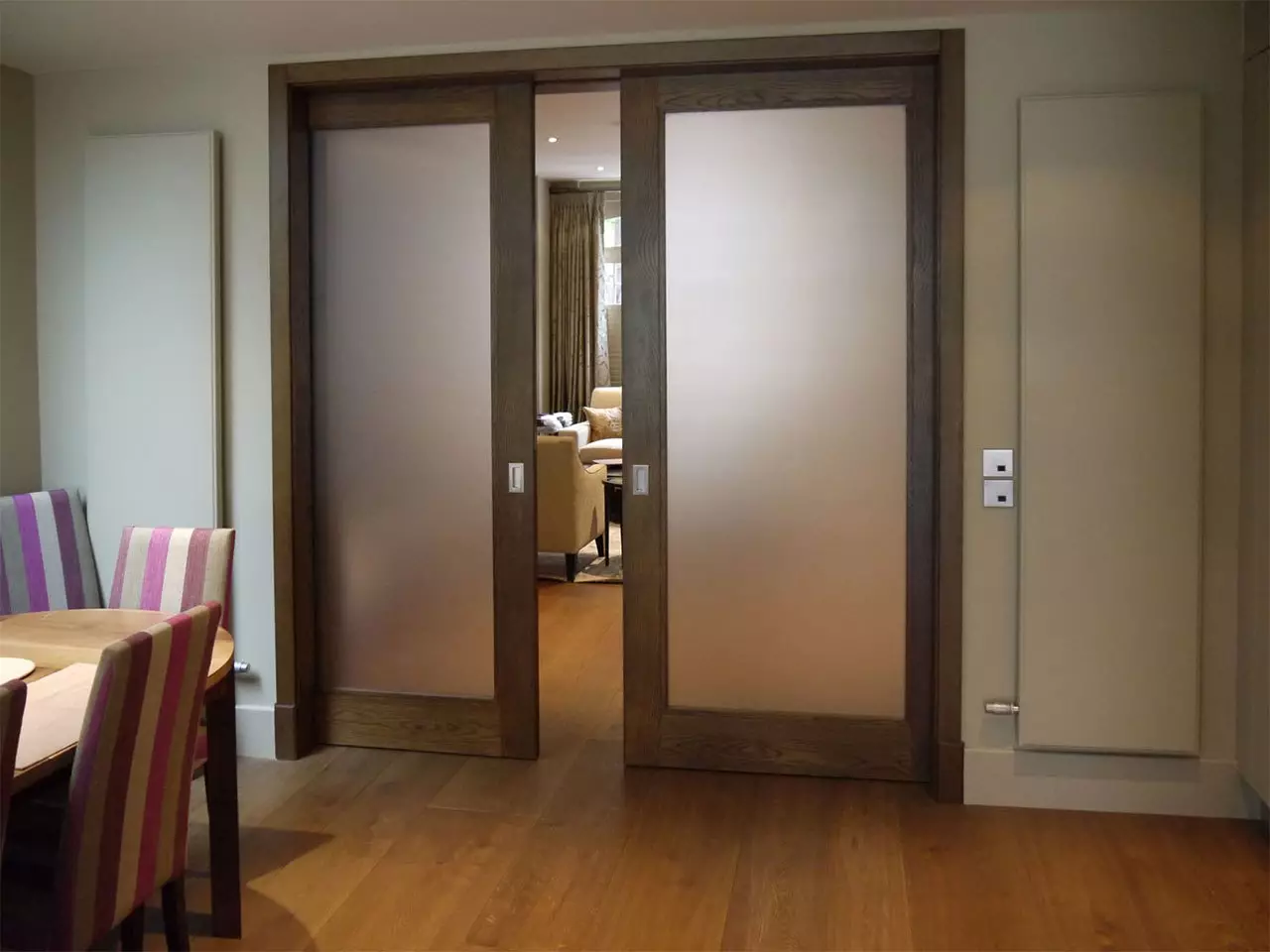 As portas de correr entre a cozinha ea sala de estar (32 fotos): o melhor para colocar? Grandes portas cupê e divisória de vidro no corredor, idéias de design 9530_22