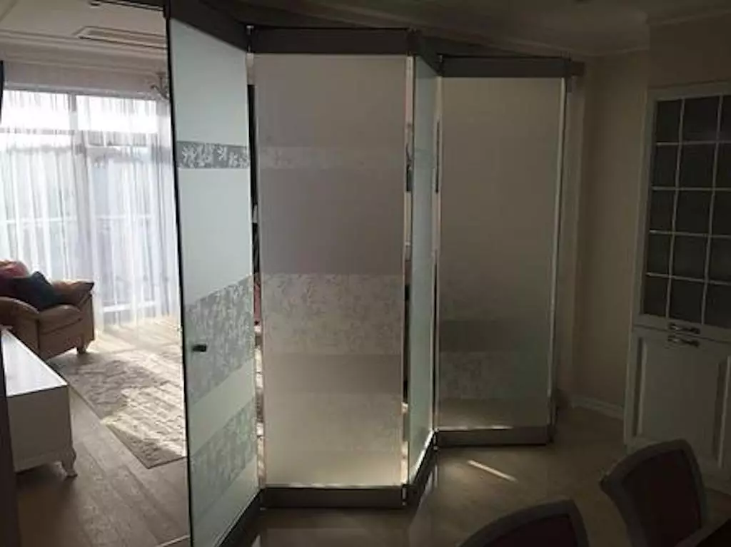 रसोई और रहने वाले कमरे (32 फोटो) के बीच स्लाइडिंग दरवाजे: क्या बेहतर रखना है? हॉल में बड़े दरवाजे कूप और ग्लास विभाजन, डिजाइन विचार 9530_24