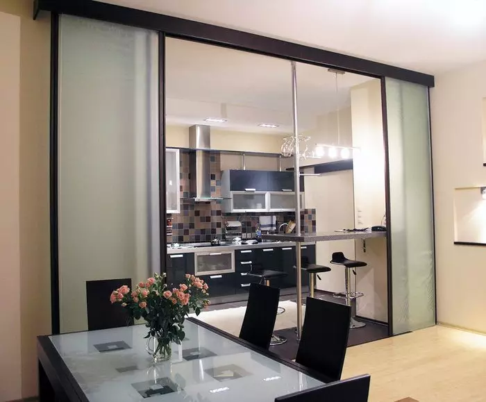 باورچی خانے اور رہنے کے کمرے کے درمیان دروازے سلائڈنگ (32 فوٹو): کیا بہتر بنانا بہتر ہے؟ ہال میں بڑے دروازے کوپ اور گلاس تقسیم، ڈیزائن خیالات 9530_25