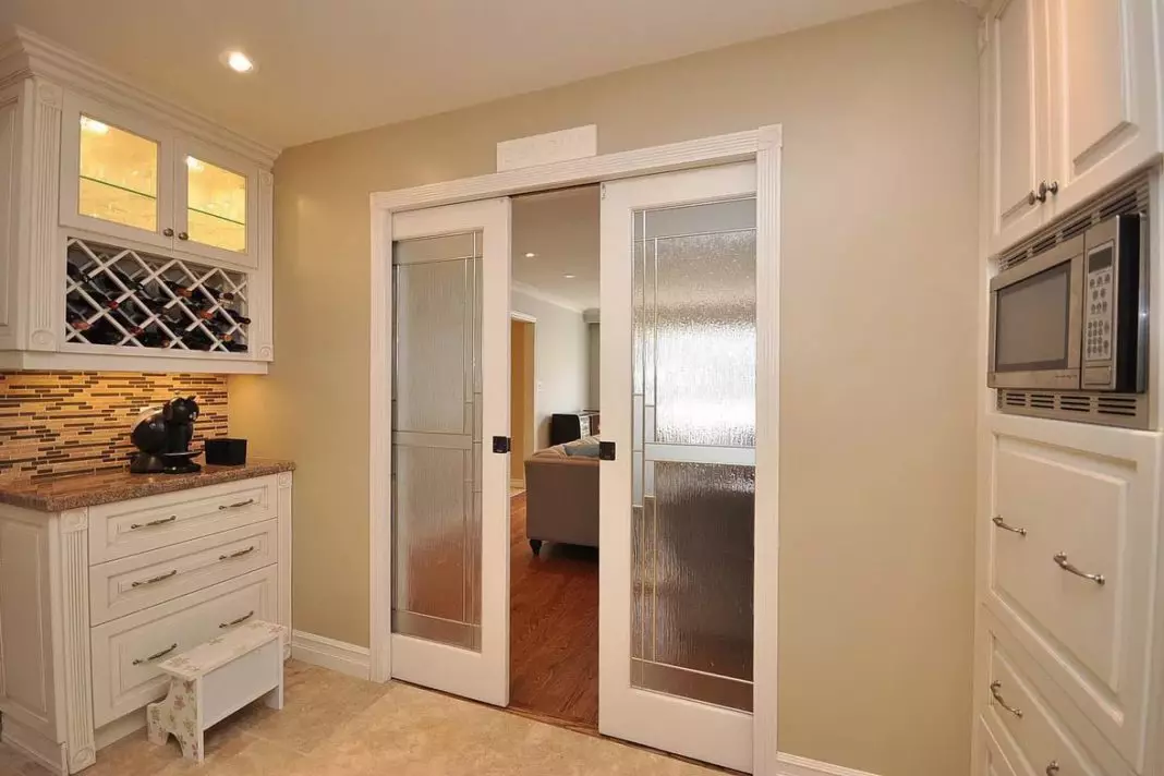 Pintu gelongsor antara dapur dan ruang tamu (32 gambar): Apa yang lebih baik untuk diletakkan? Pintu Pintu Besar dan Partition Kaca di Dewan, Idea Reka Bentuk 9530_26