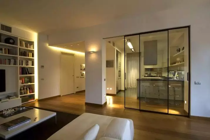باورچی خانے اور رہنے کے کمرے کے درمیان دروازے سلائڈنگ (32 فوٹو): کیا بہتر بنانا بہتر ہے؟ ہال میں بڑے دروازے کوپ اور گلاس تقسیم، ڈیزائن خیالات 9530_29