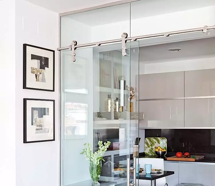 Συρόμενες πόρτες ανάμεσα στην κουζίνα και το σαλόνι (32 φωτογραφίες): Τι καλύτερο να βάλει; Μεγάλες πόρτες coupe και το γυαλί διαμέρισμα στην αίθουσα, οι ιδέες σχεδίασης 9530_31