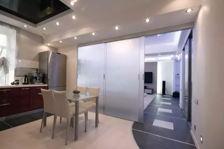 باورچی خانے اور رہنے کے کمرے کے درمیان دروازے سلائڈنگ (32 فوٹو): کیا بہتر بنانا بہتر ہے؟ ہال میں بڑے دروازے کوپ اور گلاس تقسیم، ڈیزائن خیالات 9530_4