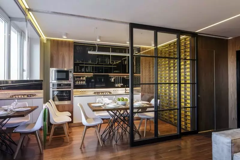 باورچی خانے اور رہنے کے کمرے کے درمیان دروازے سلائڈنگ (32 فوٹو): کیا بہتر بنانا بہتر ہے؟ ہال میں بڑے دروازے کوپ اور گلاس تقسیم، ڈیزائن خیالات 9530_8