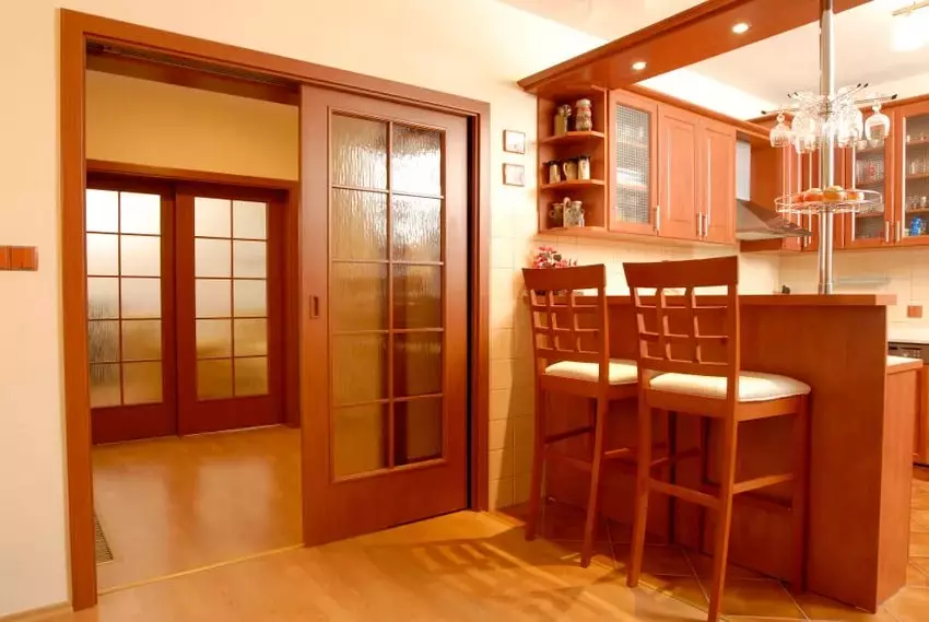 باورچی خانے اور رہنے کے کمرے کے درمیان دروازے سلائڈنگ (32 فوٹو): کیا بہتر بنانا بہتر ہے؟ ہال میں بڑے دروازے کوپ اور گلاس تقسیم، ڈیزائن خیالات 9530_9