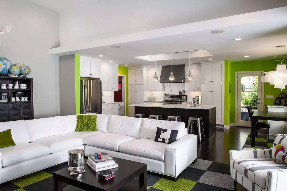 Kjøkken-stue i lyse farger (40 bilder): Interiørdesign av kombinerte rom i hvite og pastellfarger med et hovedkort. Eksempler i moderne og klassiske stiler 9538_8