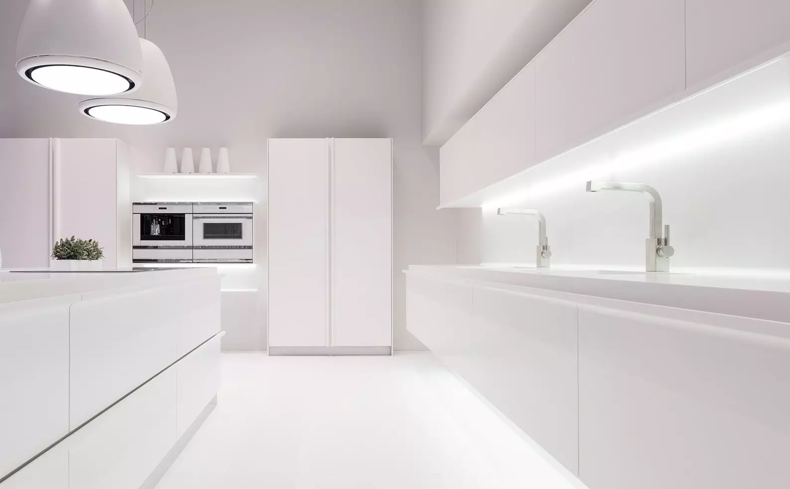 Seturi de bucătărie albă (57 fotografii): bucătării drepte și a colțurilor din alb în interior. Seturi de predică, roșu și alb și albă în designul bucătăriei 9542_11